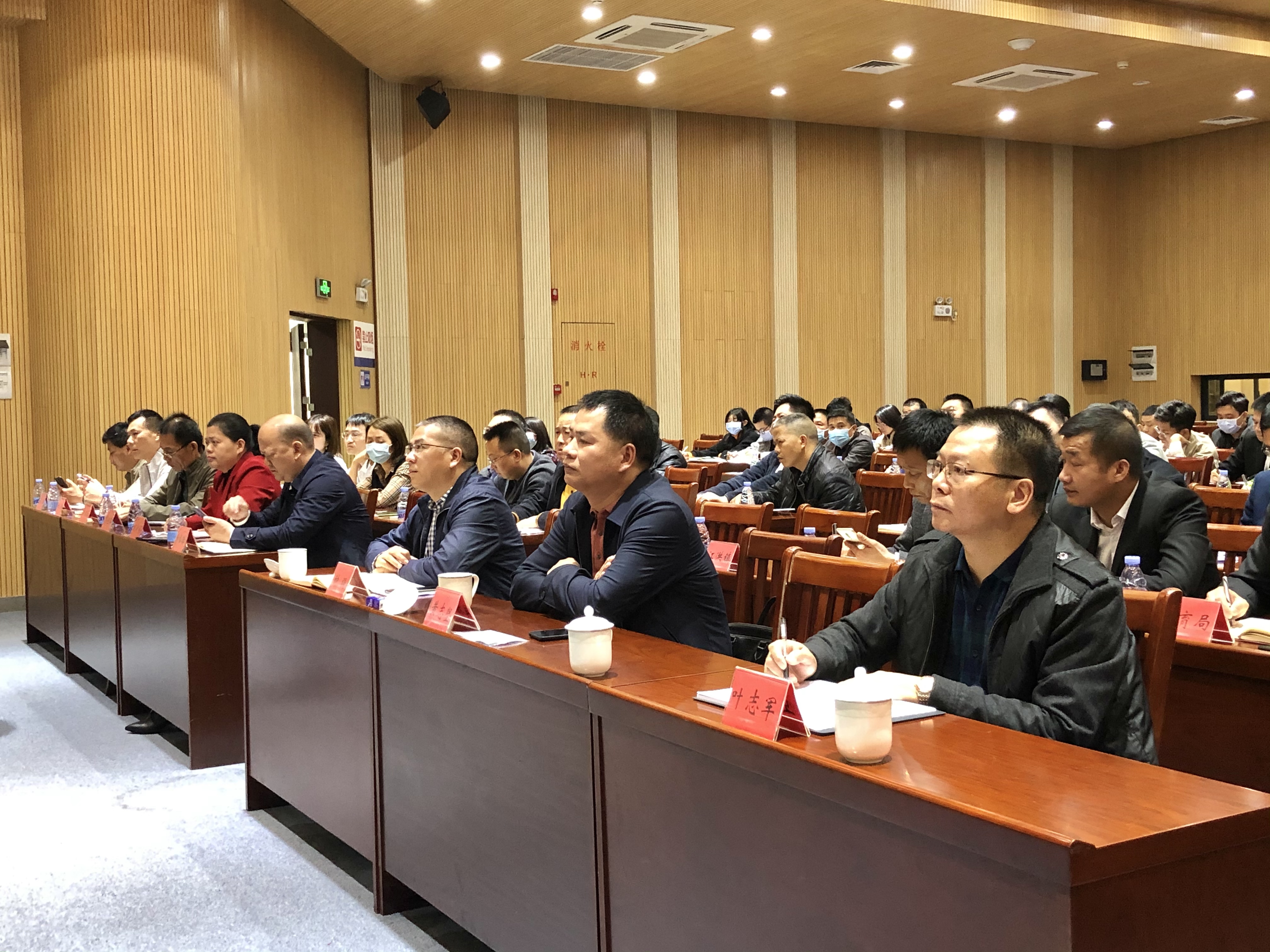 遂溪縣發(fā)展和改革局召開遂溪縣地方政府專項(xiàng)債券工作業(yè)務(wù)培訓(xùn)會(huì)議0323_黃志堅(jiān)副縣長主持會(huì)議.jpg