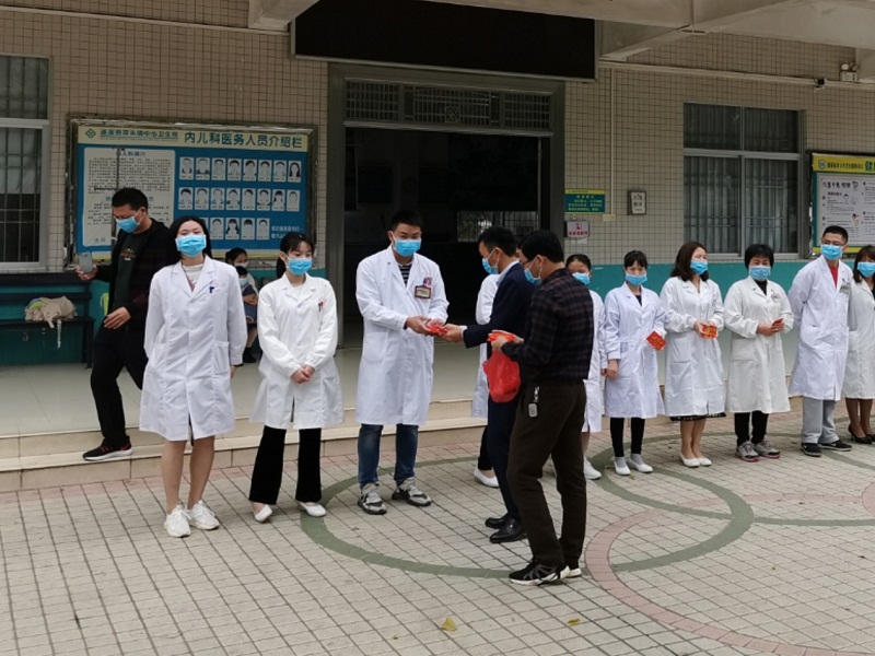 慰問河頭鎮(zhèn)中心衛(wèi)生院堅守崗位的醫(yī)護(hù)人員.jpg