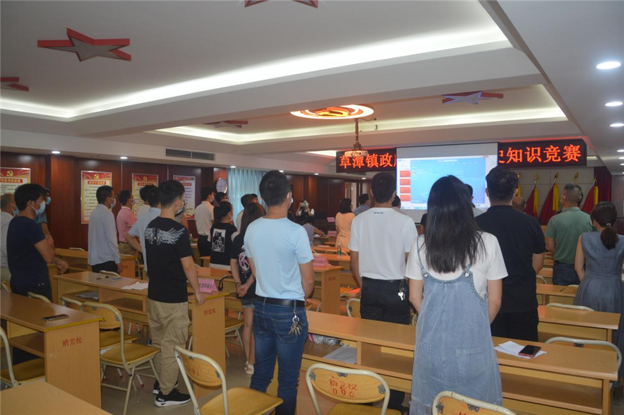 （各參賽隊(duì)伍起立合唱愛國歌曲《我的祖國》）.png