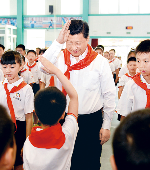 2014年5月30日上午，中共中央總書(shū)記、國(guó)家主席、中央軍委主席習(xí)近平來(lái)到北京市海淀區(qū)民族小學(xué)，參加慶?！傲弧眹?guó)際兒童節(jié)活動(dòng)。這是習(xí)近平參加少先隊(duì)入隊(duì)儀式。 新華社記者 李濤/攝