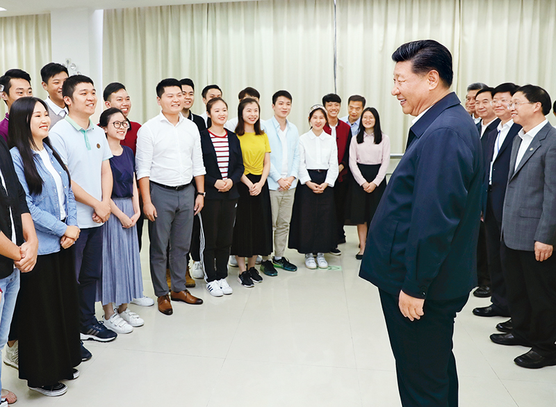 　　2018年10月22日至25日，中共中央總書記、國(guó)家主席、中央軍委主席習(xí)近平在廣東考察。這是10月24日下午，習(xí)近平在廣州考察暨南大學(xué)時(shí)同部分港澳臺(tái)同胞和海外僑胞學(xué)生交流。 新華社記者 鞠鵬/攝