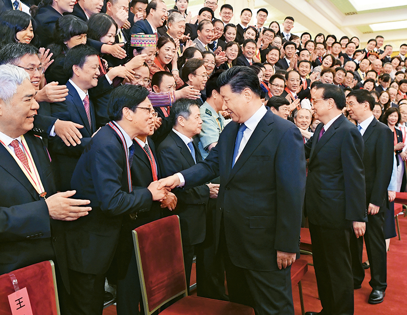 2019年9月10日，黨和國(guó)家領(lǐng)導(dǎo)人習(xí)近平、李克強(qiáng)、王滬寧等在北京人民大會(huì)堂會(huì)見(jiàn)慶祝2019年教師節(jié)暨全國(guó)教育系統(tǒng)先進(jìn)集體和先進(jìn)個(gè)人表彰大會(huì)受表彰代表。 新華社記者 申宏/攝