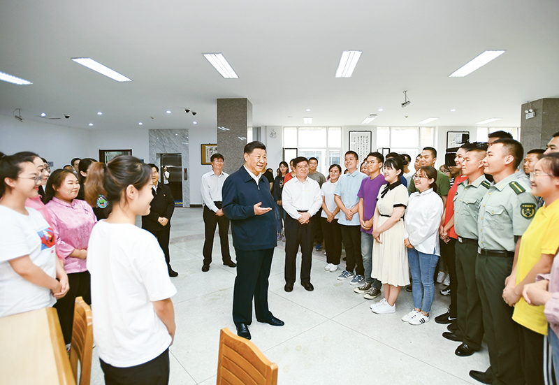 2019年7月15日至16日，中共中央總書(shū)記、國(guó)家主席、中央軍委主席習(xí)近平在內(nèi)蒙古考察并指導(dǎo)開(kāi)展“不忘初心、牢記使命”主題教育。這是16日上午，習(xí)近平在內(nèi)蒙古大學(xué)圖書(shū)館同學(xué)生們親切交談，勉勵(lì)他們志存高遠(yuǎn)、腳踏實(shí)地、發(fā)奮圖強(qiáng)。 新華社記者 謝環(huán)馳/攝