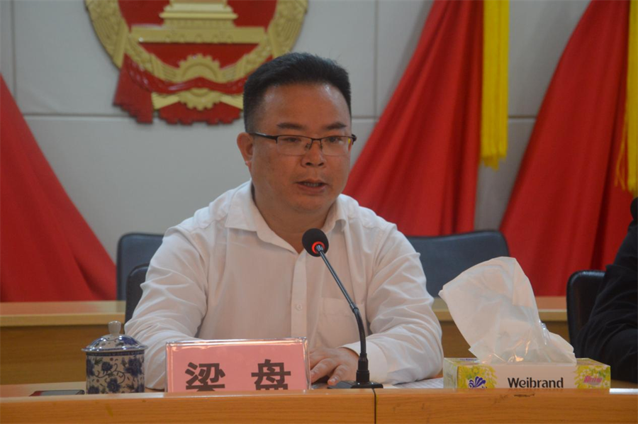 （縣交通運(yùn)輸局局長(zhǎng)、鎮(zhèn)黨委書記梁盤同志作強(qiáng)調(diào)講話）.png