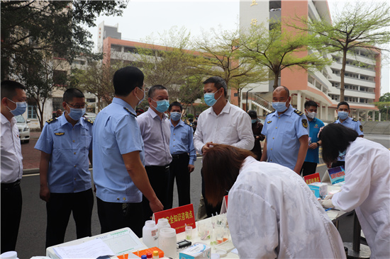 遂溪縣市監(jiān)局黨組書記、局長(zhǎng)鄭高科對(duì)校園食品安全進(jìn)行督導(dǎo)1.jpg