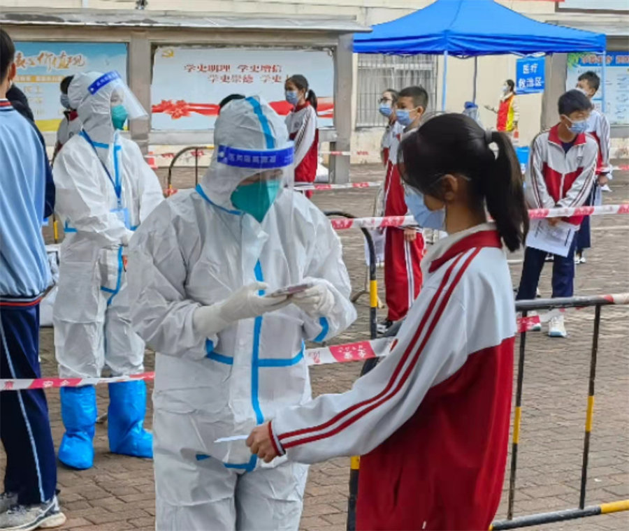 （演練現(xiàn)場，醫(yī)護人員利用手機進行個人信息確認）.jpg