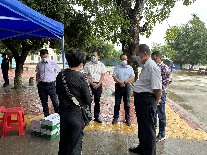 3樂民鎮(zhèn)黨委書記譚彤煜，黨委副書記、鎮(zhèn)長陳秋強(qiáng)到核酸檢測(cè)現(xiàn)場(chǎng)指導(dǎo)工作.jpg