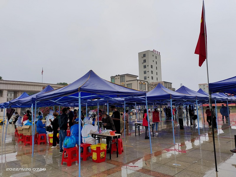 8核酸檢測(cè)現(xiàn)場(chǎng)，黨旗高高飄揚(yáng).jpg