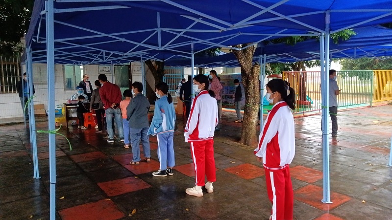 9核酸檢測(cè)現(xiàn)場(chǎng)，群眾有序排隊(duì).jpg