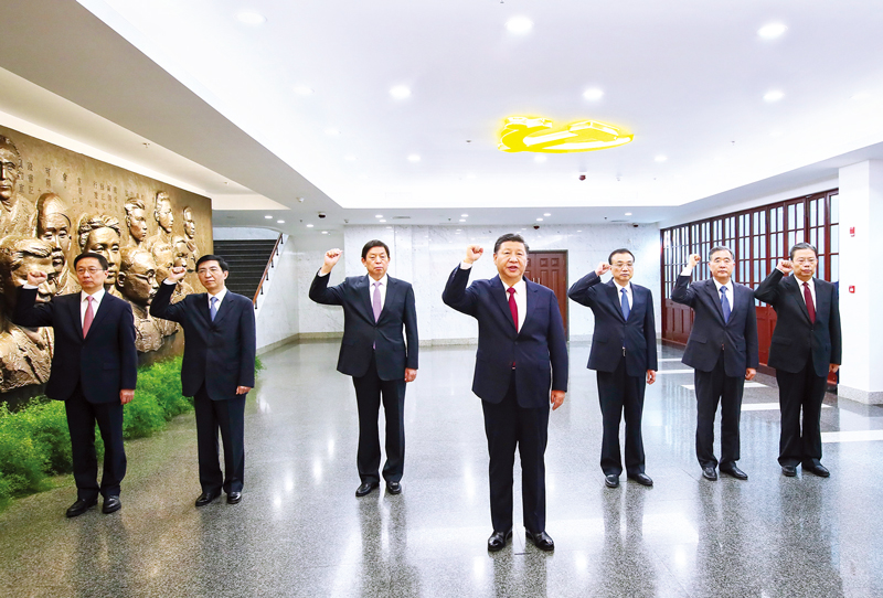 　2017年10月31日，中共中央總書記、國家主席、中央軍委主席習近平帶領(lǐng)中共中央政治局常委李克強、栗戰(zhàn)書、汪洋、王滬寧、趙樂際、韓正，瞻仰上海中共一大會址和浙江嘉興南湖紅船。這是31日上午，在上海中共一大會址紀念館，習近平帶領(lǐng)其他中共中央政治局常委同志一起重溫入黨誓詞。 新華社記者 蘭紅光/攝