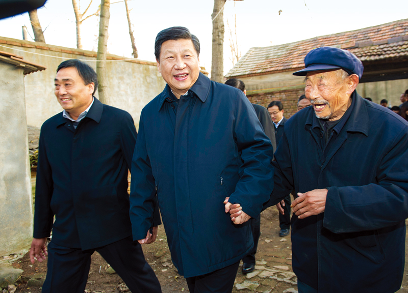 　2013年11月24日至28日，中共中央總書記、國家主席、中央軍委主席習近平在山東考察。 這是25日下午，習近平在地處沂蒙老區(qū)的臨沭縣曹莊鎮(zhèn)朱村親切地拉著83歲的“老支前”王克昌的手去他家看望。 新華社記者 謝環(huán)馳/攝