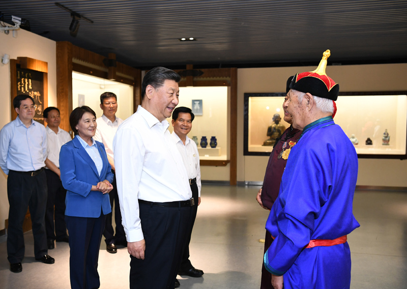 7月15日至16日，中共中央總書記、國家主席、中央軍委主席習近平在內(nèi)蒙古考察并指導開展“不忘初心、牢記使命”主題教育。這是15日上午，習近平在赤峰博物館同古典民族史詩《格薩（斯）爾》非物質(zhì)文化遺產(chǎn)傳承人親切交談。