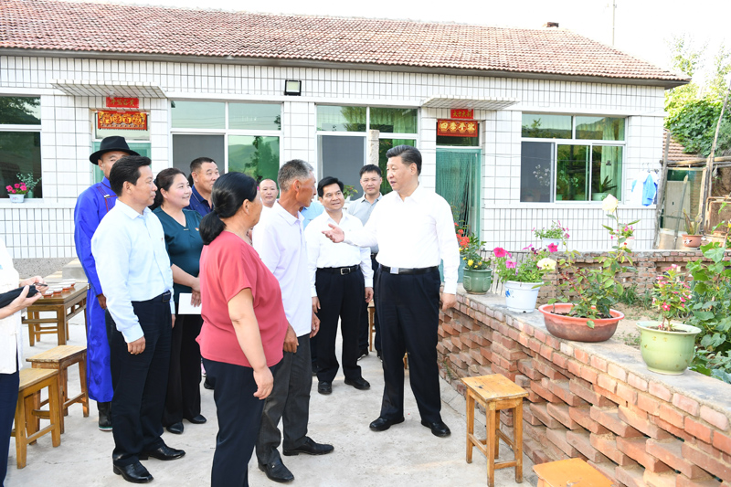 7月15日至16日，中共中央總書記、國家主席、中央軍委主席習近平在內(nèi)蒙古考察并指導開展“不忘初心、牢記使命”主題教育。這是15日下午，習近平在赤峰市喀喇沁旗河南街道馬鞍山村村民張國利家，同基層干部群眾代表親切交流。