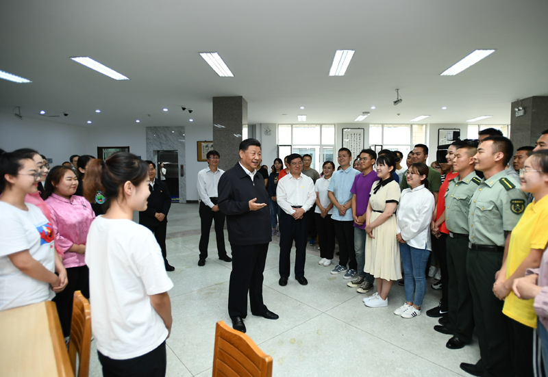 7月15日至16日，中共中央總書記、國家主席、中央軍委主席習近平在內(nèi)蒙古考察并指導開展“不忘初心、牢記使命”主題教育。這是16日上午，習近平在內(nèi)蒙古大學圖書館同學生們親切交談，勉勵他們志存高遠、腳踏實地、發(fā)奮圖強。