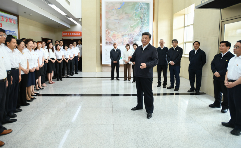 7月15日至16日，中共中央總書記、國家主席、中央軍委主席習近平在內(nèi)蒙古考察并指導開展“不忘初心、牢記使命”主題教育。這是16日上午，習近平到內(nèi)蒙古自治區(qū)自然資源廳，實地調(diào)研指導開展“不忘初心、牢記使命”主題教育。