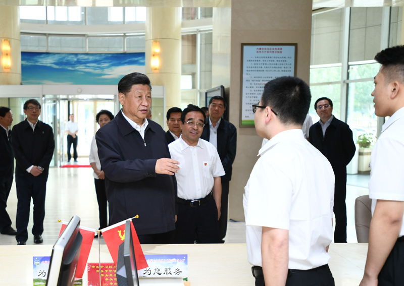 7月15日至16日，中共中央總書記、國家主席、中央軍委主席習近平在內(nèi)蒙古考察并指導開展“不忘初心、牢記使命”主題教育。這是16日上午，習近平在內(nèi)蒙古自治區(qū)自然資源廳自然資源政務大廳同工作人員交談，了解開展主題教育和落實便捷高效政務服務等情況。
