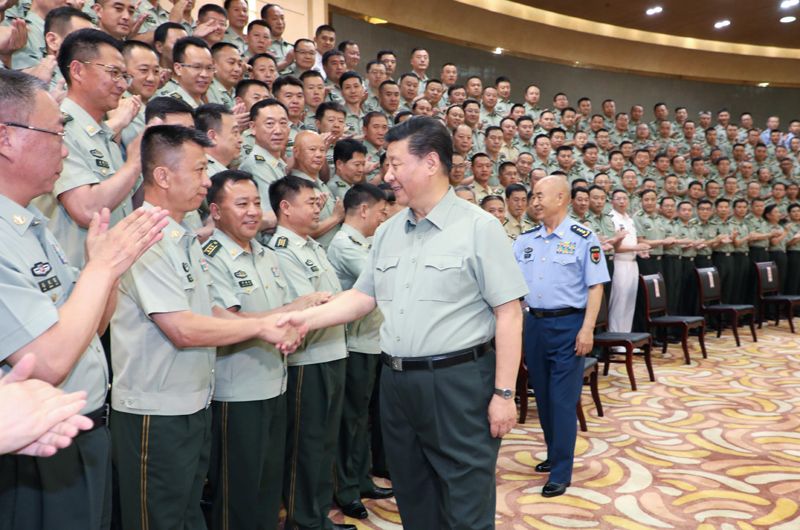 7月15日至16日，中共中央總書記、國家主席、中央軍委主席習近平在內(nèi)蒙古考察并指導開展“不忘初心、牢記使命”主題教育。這是16日上午，習近平在呼和浩特親切接見駐內(nèi)蒙古部隊副師職以上領導干部和團級單位主官，代表黨中央和中央軍委向駐內(nèi)蒙古部隊全體官兵致以誠摯問候。