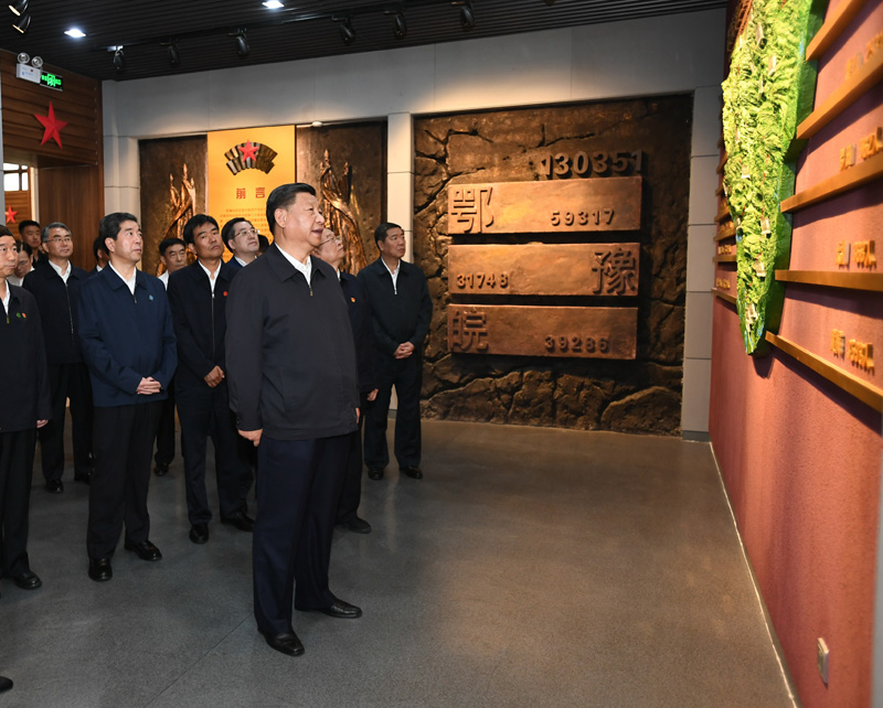9月16日至18日，中共中央總書記、國家主席、中央軍委主席習(xí)近平在河南考察。這是16日下午，習(xí)近平來到位于信陽市新縣的鄂豫皖蘇區(qū)首府烈士陵園，瞻仰革命烈士紀(jì)念堂。 新華社記者 謝環(huán)馳 攝