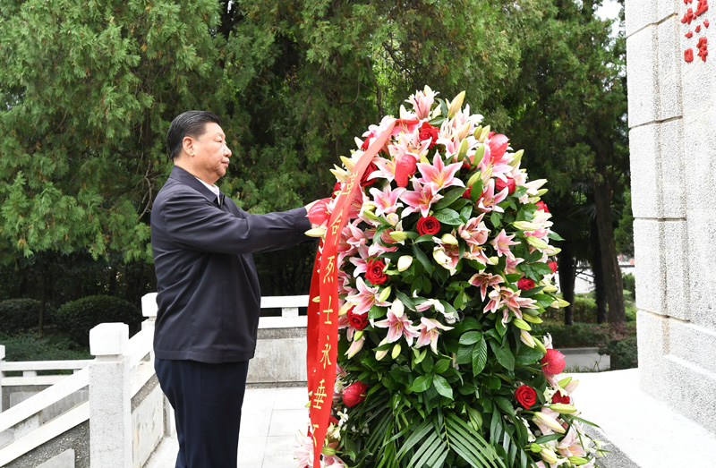 　　9月16日至18日，中共中央總書記、國家主席、中央軍委主席習(xí)近平在河南考察。這是16日下午，習(xí)近平來到位于信陽市新縣的鄂豫皖蘇區(qū)首府烈士陵園，瞻仰革命烈士紀(jì)念碑，向革命先烈敬獻(xiàn)花籃。 新華社記者 謝環(huán)馳 攝
