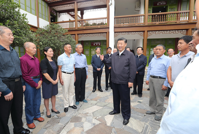 　　9月16日至18日，中共中央總書記、國家主席、中央軍委主席習(xí)近平在河南考察。這是16日下午，習(xí)近平在位于信陽市新縣的鄂豫皖蘇區(qū)首府革命博物館，同當(dāng)?shù)丶t軍后代、革命烈士家屬代表親切交談。 新華社記者 鞠鵬 攝