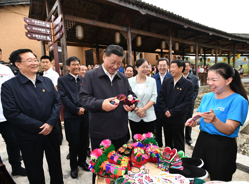 　　9月16日至18日，中共中央總書記、國家主席、中央軍委主席習(xí)近平在河南考察。這是16日下午，習(xí)近平在信陽市新縣田鋪鄉(xiāng)田鋪大塆考察調(diào)研。 新華社記者 謝環(huán)馳 攝