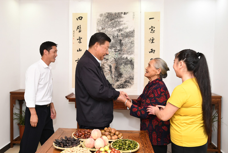 　　9月16日至18日，中共中央總書記、國家主席、中央軍委主席習(xí)近平在河南考察。這是16日下午，習(xí)近平在信陽市新縣田鋪鄉(xiāng)田鋪大塆“老家寒舍”民宿店，同店主一家親切交談。 新華社記者 謝環(huán)馳 攝