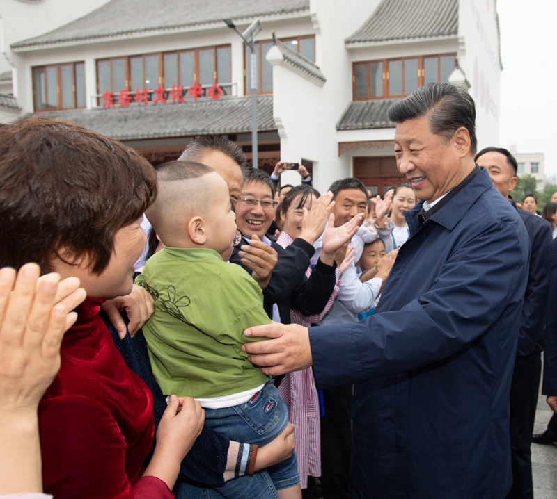 9月16日至18日，中共中央總書記、國家主席、中央軍委主席習(xí)近平在河南考察。這是17日上午，習(xí)近平在信陽市光山縣文殊鄉(xiāng)東岳村同鄉(xiāng)親們親切交流，祝愿鄉(xiāng)親們生活芝麻開花節(jié)節(jié)高。新華社記者 謝環(huán)馳 攝