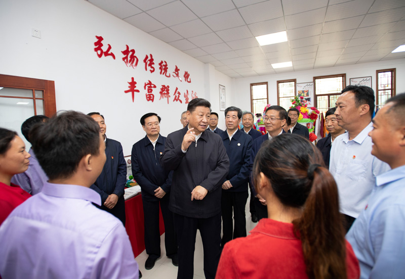 9月16日至18日，中共中央總書記、國家主席、中央軍委主席習(xí)近平在河南考察。這是17日上午，習(xí)近平在信陽市光山縣文殊鄉(xiāng)東岳村文化接待中心，同當(dāng)?shù)孛撠氈赂粠ь^人親切交流，勉勵他們帶動更多鄉(xiāng)親們致富。新華社記者 謝環(huán)馳 攝
