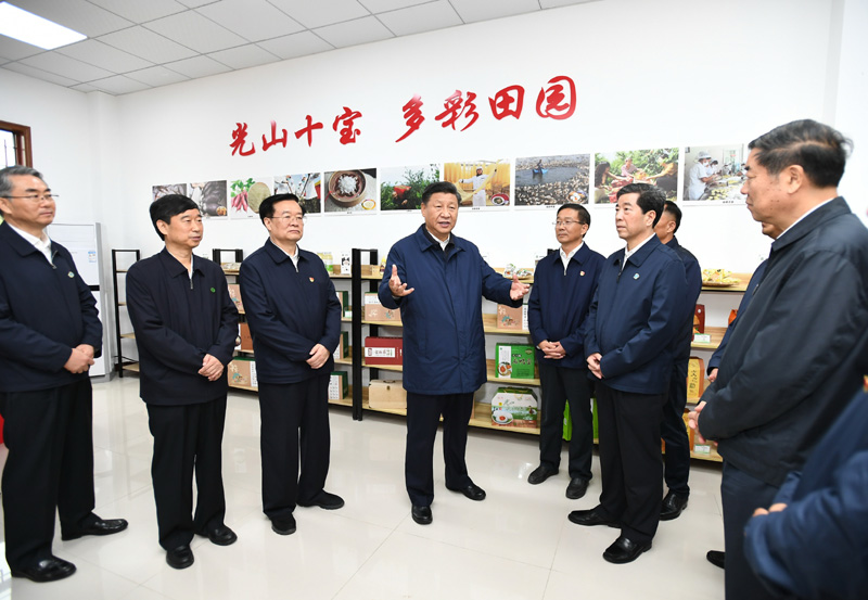 9月16日至18日，中共中央總書記、國家主席、中央軍委主席習(xí)近平在河南考察。這是17日上午，習(xí)近平在信陽市光山縣文殊鄉(xiāng)東岳村文化接待中心，了解光山縣脫貧工作和中辦在光山縣扶貧工作情況。新華社記者 謝環(huán)馳 攝