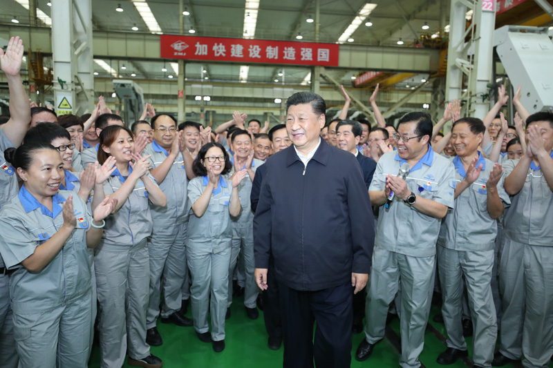 9月16日至18日，中共中央總書記、國家主席、中央軍委主席習(xí)近平在河南考察。這是17日下午，習(xí)近平在鄭州煤礦機(jī)械集團(tuán)股份有限公司總裝車間同工人們親切交流，鼓勵他們加強自主創(chuàng)新，爭創(chuàng)發(fā)展戰(zhàn)略優(yōu)勢。新華社記者 鞠鵬 攝