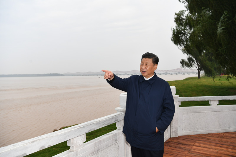 9月16日至18日，中共中央總書記、國家主席、中央軍委主席習(xí)近平在河南考察。這是17日下午，習(xí)近平在鄭州黃河國家地質(zhì)公園，眺望黃河鄭州段。新華社記者 謝環(huán)馳 攝