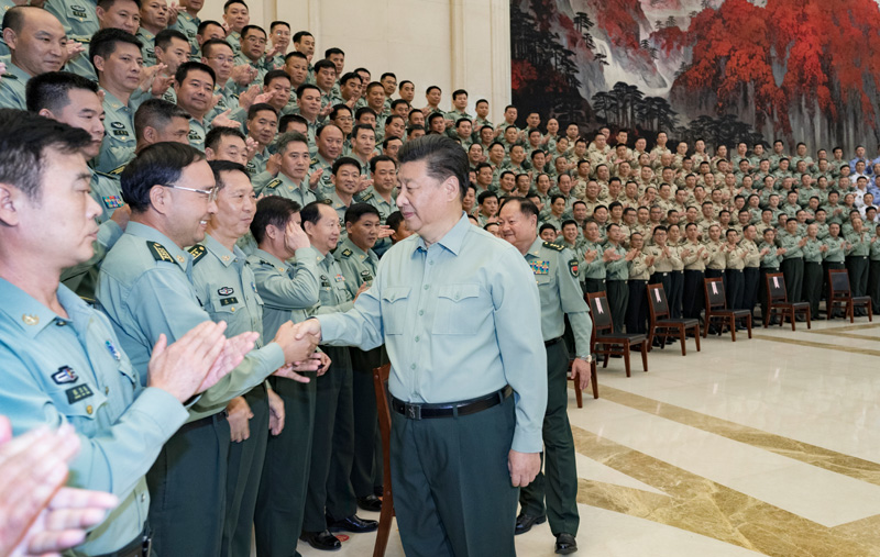 9月16日至18日，中共中央總書記、國家主席、中央軍委主席習(xí)近平在河南考察。這是18日上午，習(xí)近平在鄭州親切接見駐河南部隊副師職以上領(lǐng)導(dǎo)干部和團(tuán)級單位主官，代表黨中央和中央軍委向駐河南部隊全體官兵致以誠摯問候。新華社記者 李剛 攝