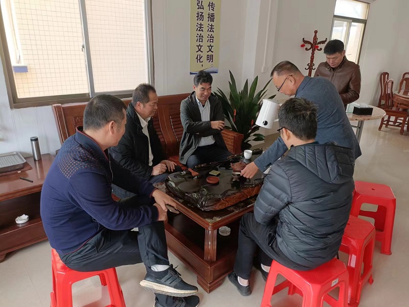 2 鎮(zhèn)領(lǐng)導(dǎo)與新海茂董事長(zhǎng)陳國(guó)良促膝長(zhǎng)談，傾聽(tīng)企業(yè)心聲.jpg