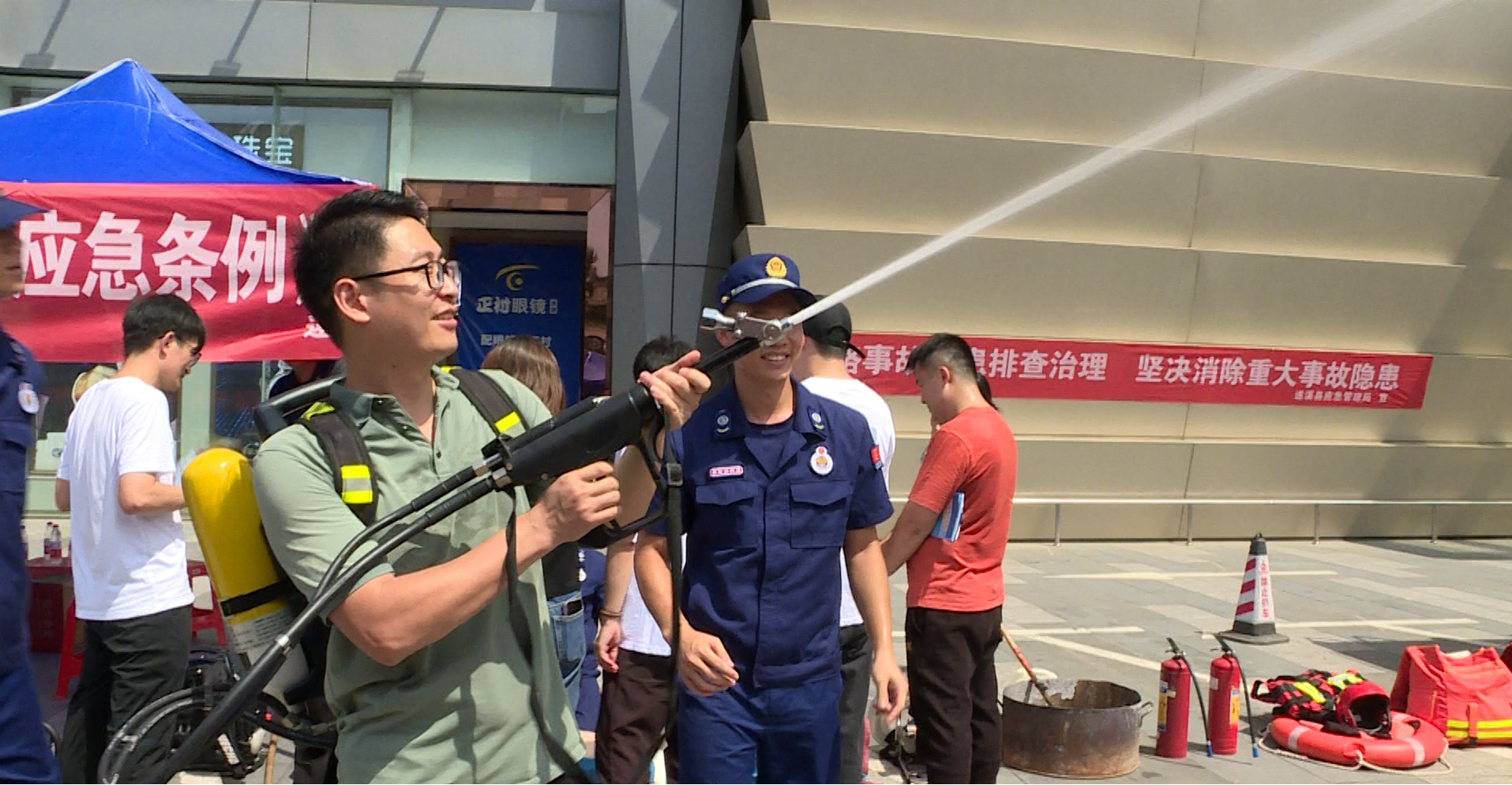 “人人講安全 個個會應急” 這個咨詢?nèi)栈顒营毦咛厣?.png