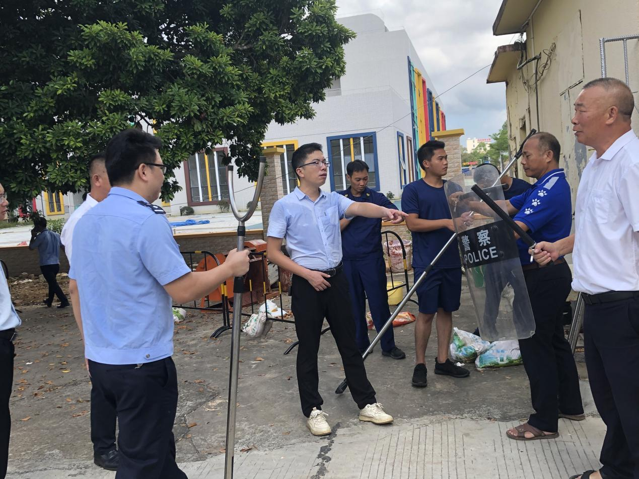 遂溪縣河頭鎮(zhèn)開(kāi)展校園安全聯(lián)合大檢查4.png