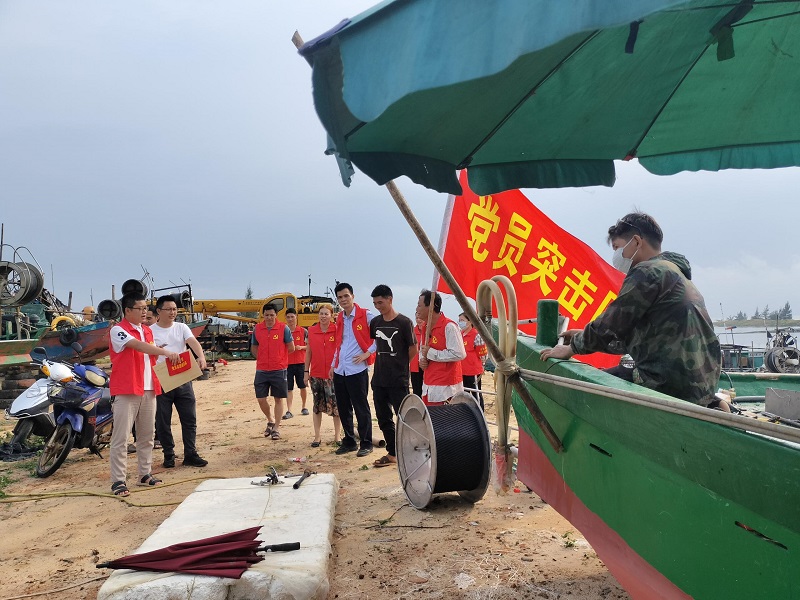 12 埠頭村臨時黨支部檢查漁船安置情況，勸導(dǎo)養(yǎng)殖戶離開危險地帶.jpg