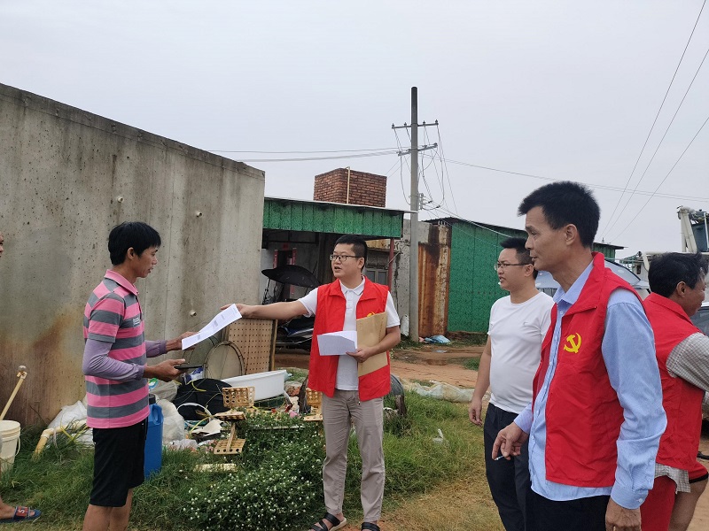 13 埠頭村臨時黨支部檢查漁船安置情況，勸導(dǎo)養(yǎng)殖戶離開危險地帶.jpg