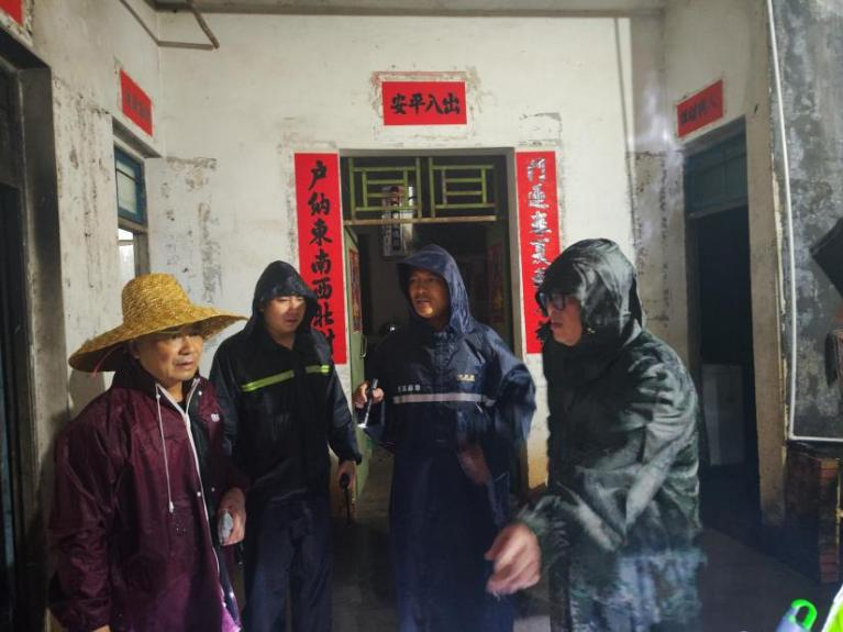 遂溪縣委副書記、縣長劉劍率隊(duì)高效處置2.png