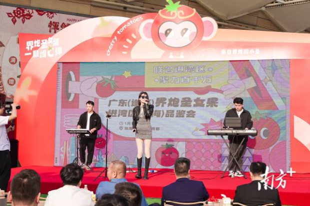 現(xiàn)場樂隊演奏，點燃熱烈氛圍。