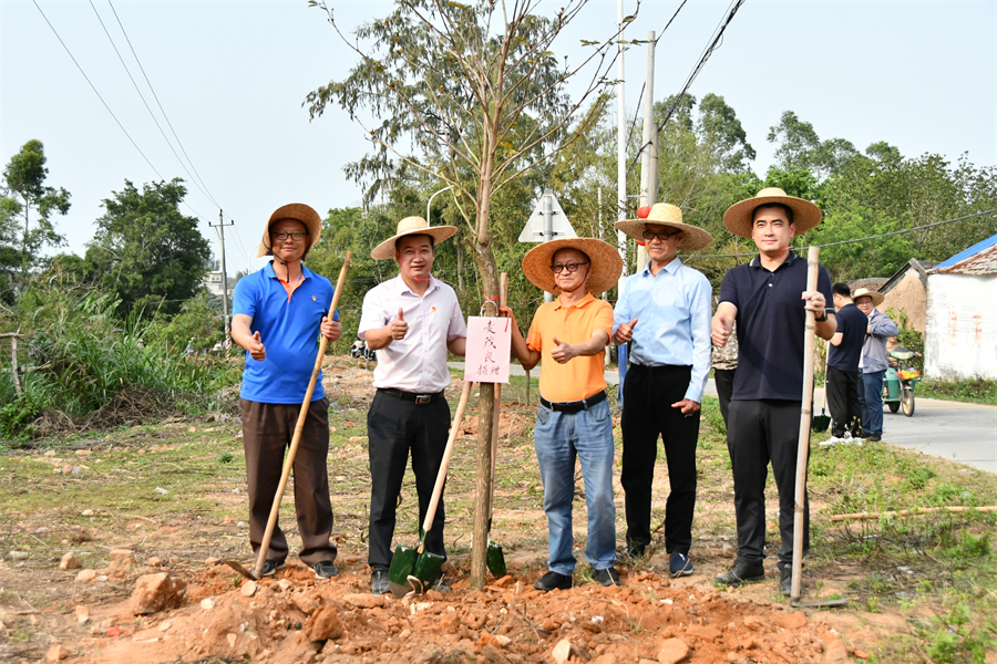 鎮(zhèn)主要領導攜手鄉(xiāng)賢植綠添綠.JPG
