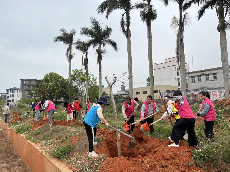 圖4：志愿者在在調(diào)神村植樹(shù)點(diǎn)植樹(shù).jpg