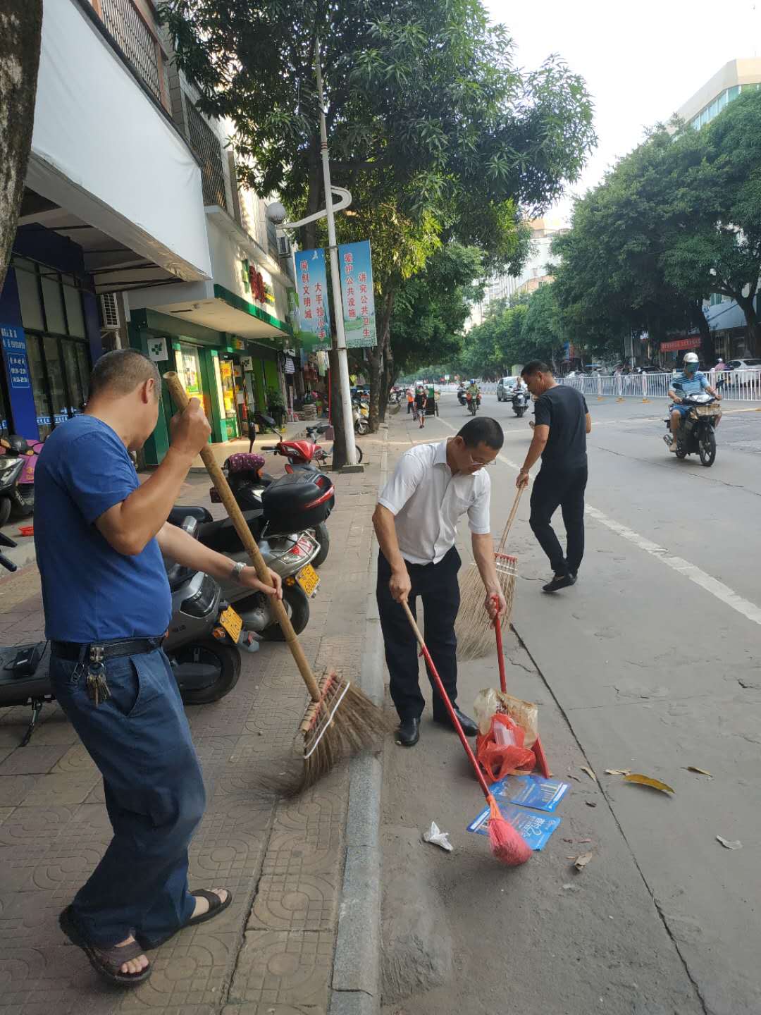 遂溪農(nóng)商行城北分理處責(zé)任區(qū)開展“周末衛(wèi)生日”活動(dòng).jpg