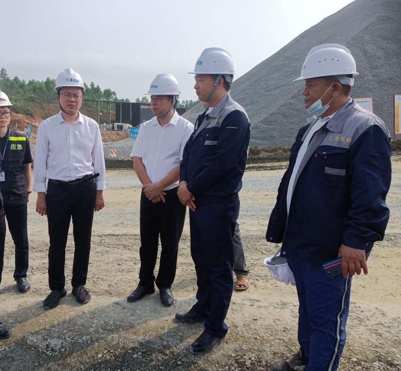 縣委常委、常務副縣長許阮鋒率隊檢查清明節(jié)期間安全防范工作2.png
