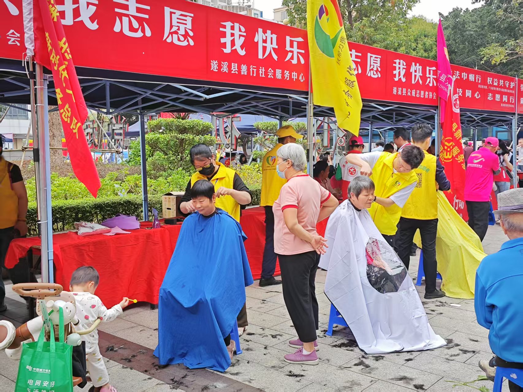 活動現(xiàn)場市民體驗免費理發(fā)服務.jpg