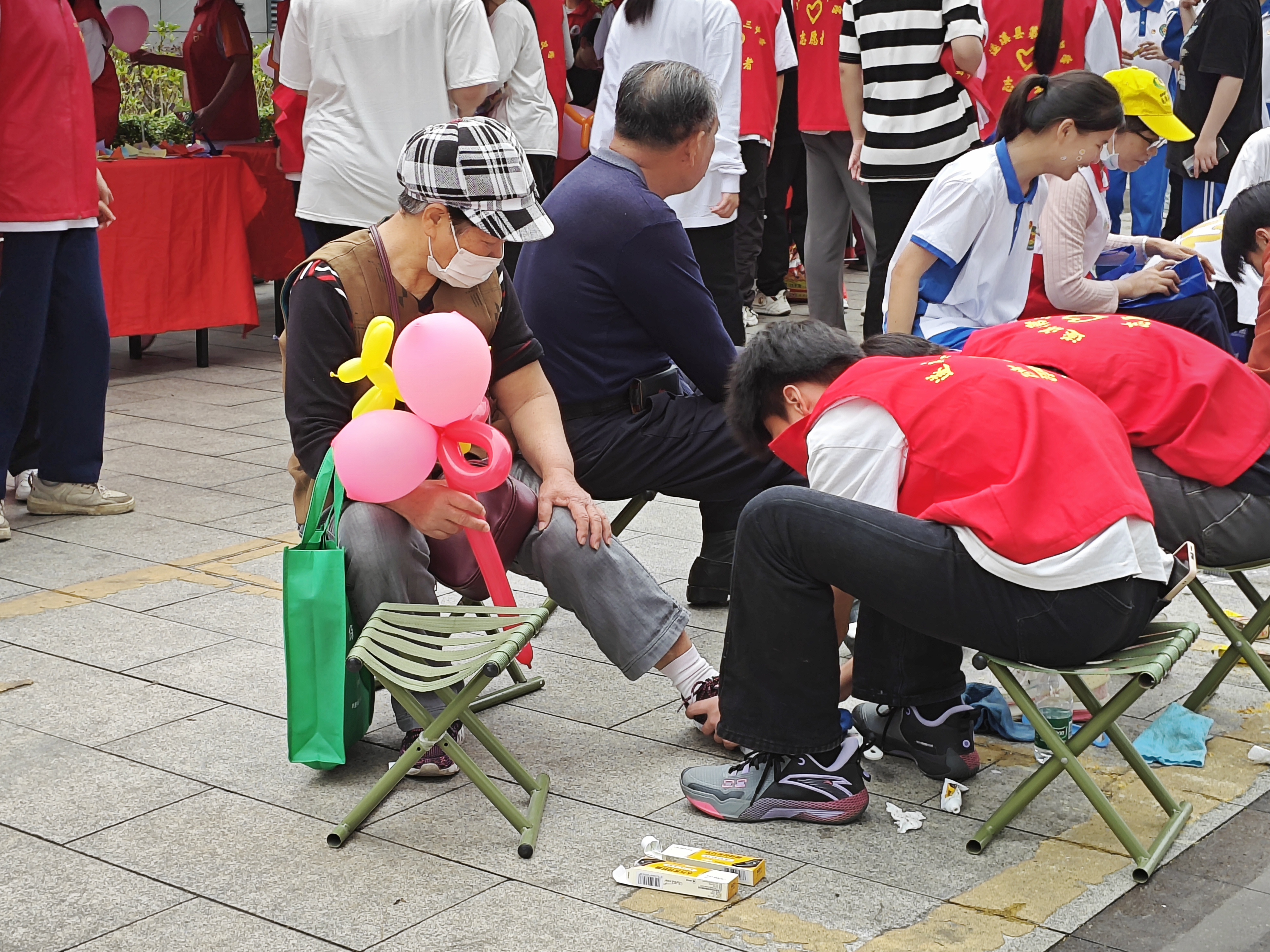 市民在活動現(xiàn)場體驗免費擦鞋服務.jpg