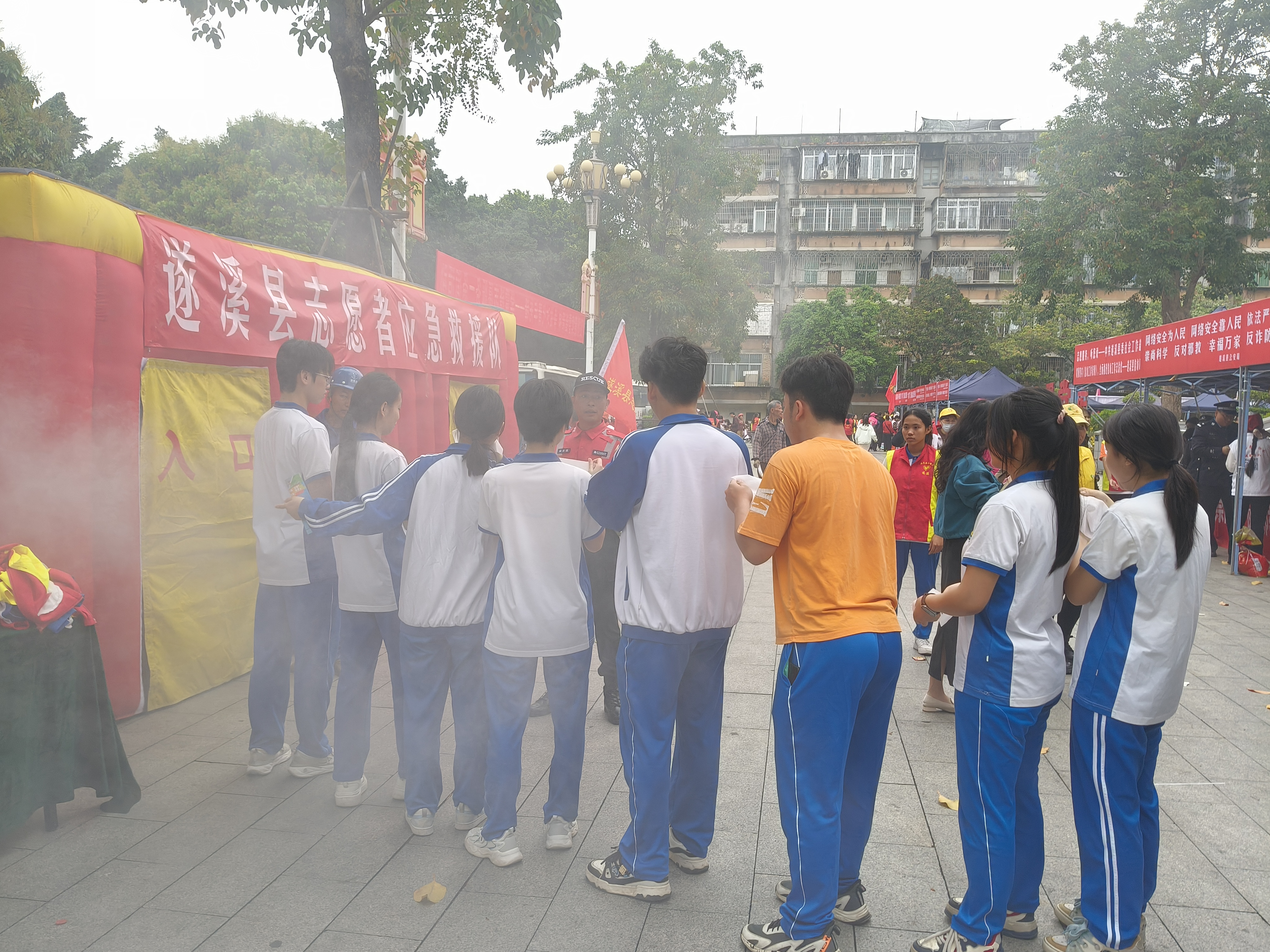 學生在活動現(xiàn)場體驗火災逃生.jpg