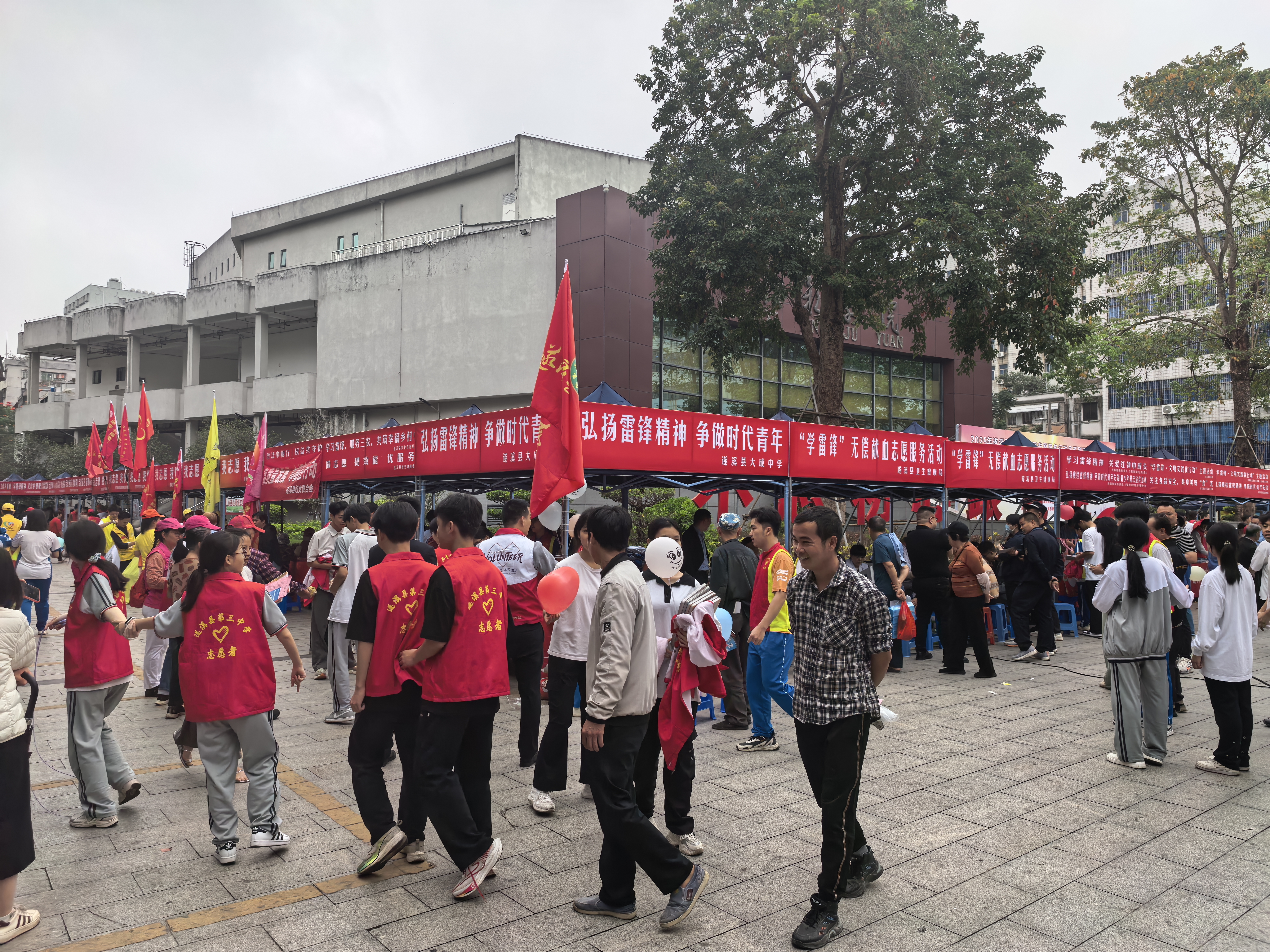 志愿服務一條街活動現(xiàn)場.jpg