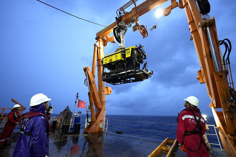 我國自主研制的6000米級深海無人遙控潛水器“海琴”號在南海成功海試