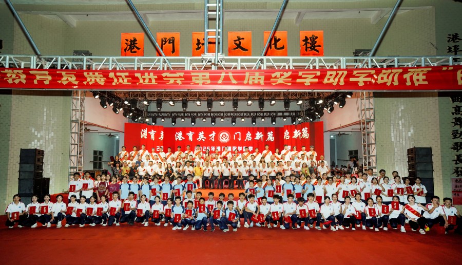 領(lǐng)導(dǎo)嘉賓和獲獎學子合影留念.JPG