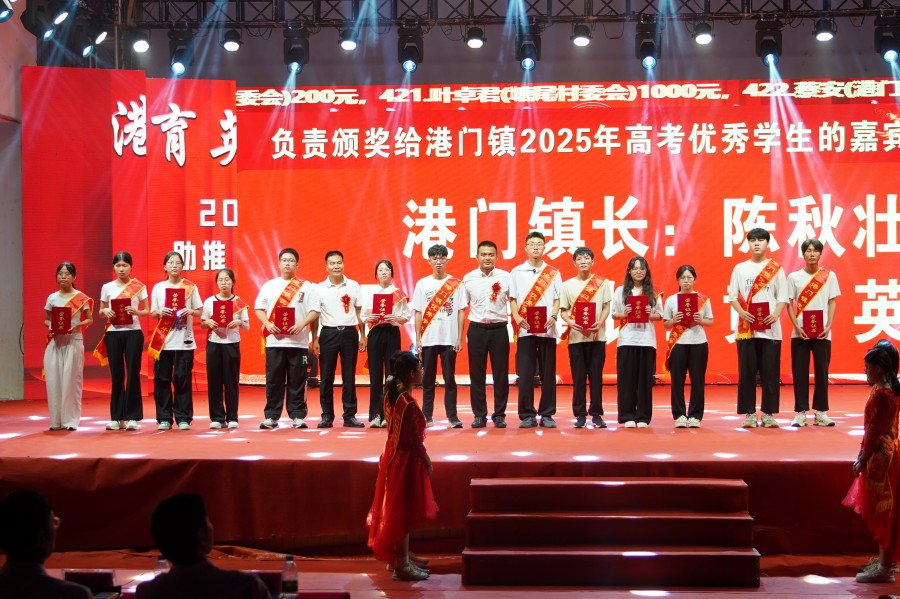 領導嘉賓為優(yōu)秀大學生頒獎2.JPG